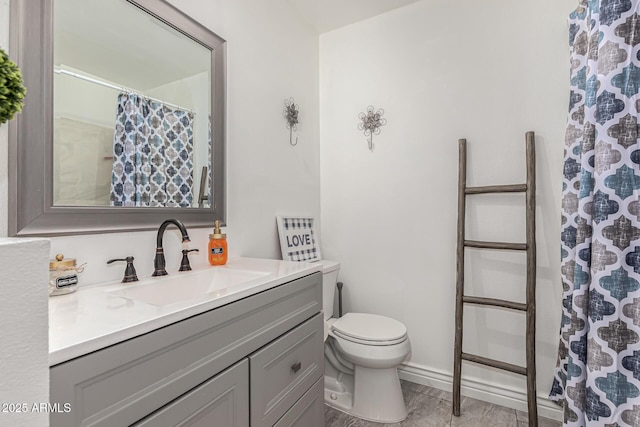 bathroom with a shower with curtain, vanity, and toilet