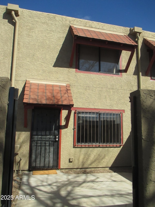 view of front facade with stucco siding