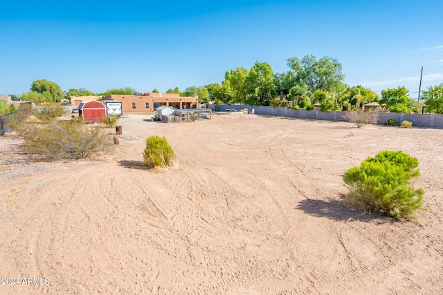 view of yard with an outdoor structure