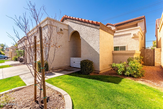 view of front of home featuring a front lawn