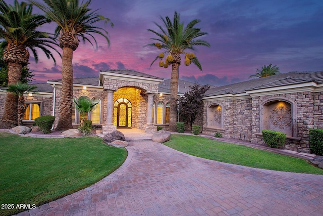 view of front of property featuring a yard