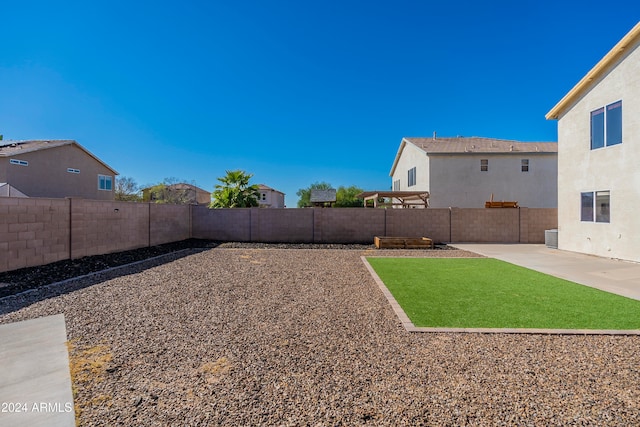 view of yard with a patio area