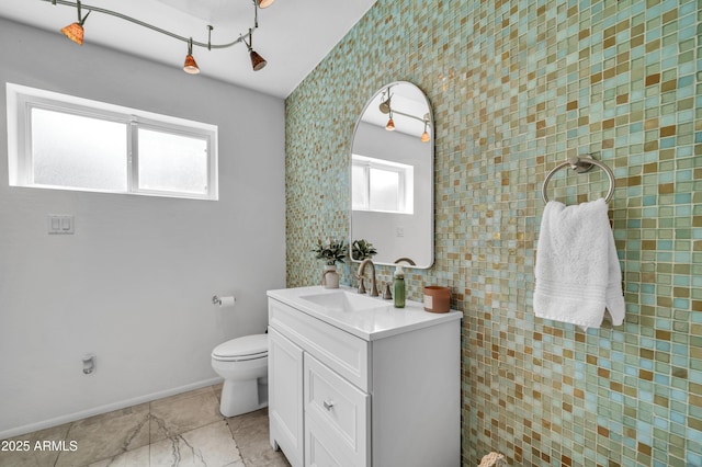5621 N 13th St, Phoenix, AZ 85014 - bathroom with vanity, toilet, baseboards, and wallpapered walls