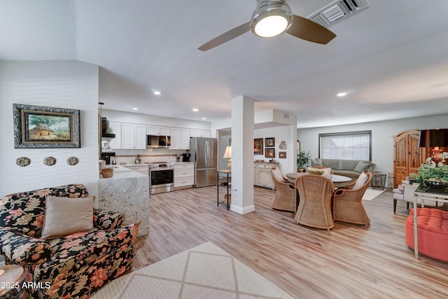 living area featuring recessed lighting, visible vents, light wood finished floors, and ceiling fan