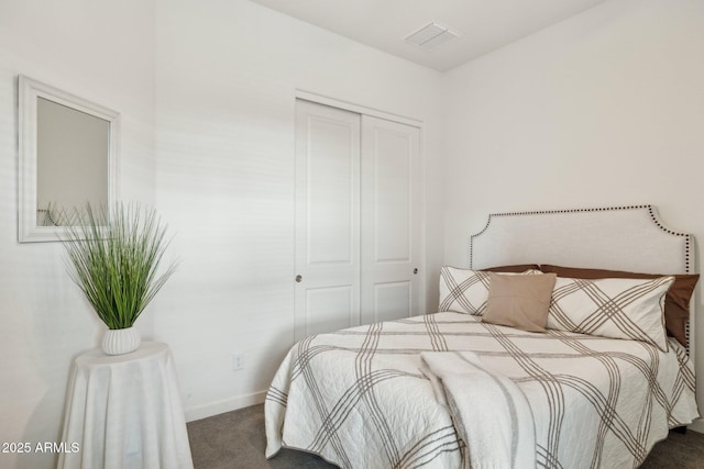 bedroom featuring a closet, visible vents, baseboards, and carpet floors