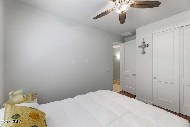 bedroom featuring a ceiling fan, visible vents, and a closet