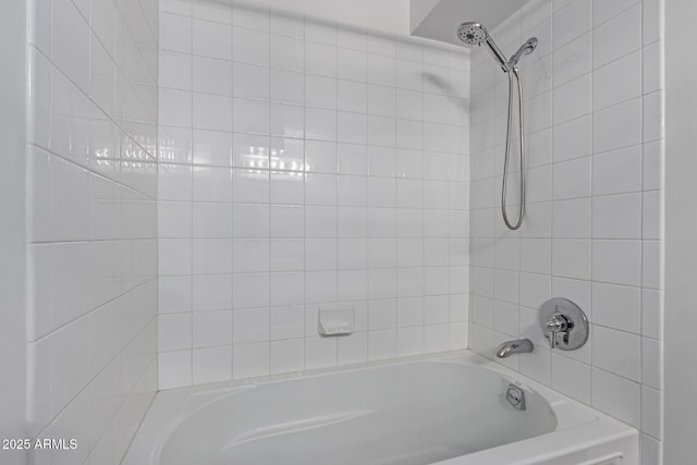 bathroom featuring tiled shower / bath