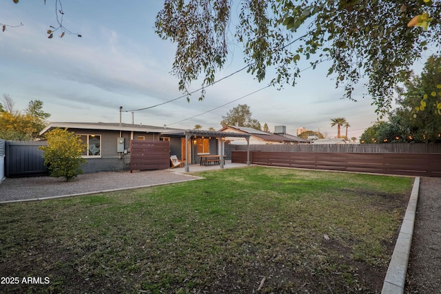 view of yard featuring a patio area