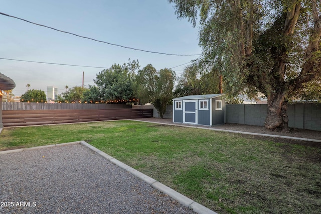 view of yard featuring a shed