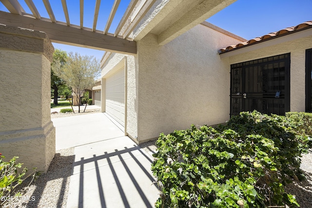 10538 E Gold Dust Cir, Scottsdale, AZ 85258 - view of patio with driveway and a garage