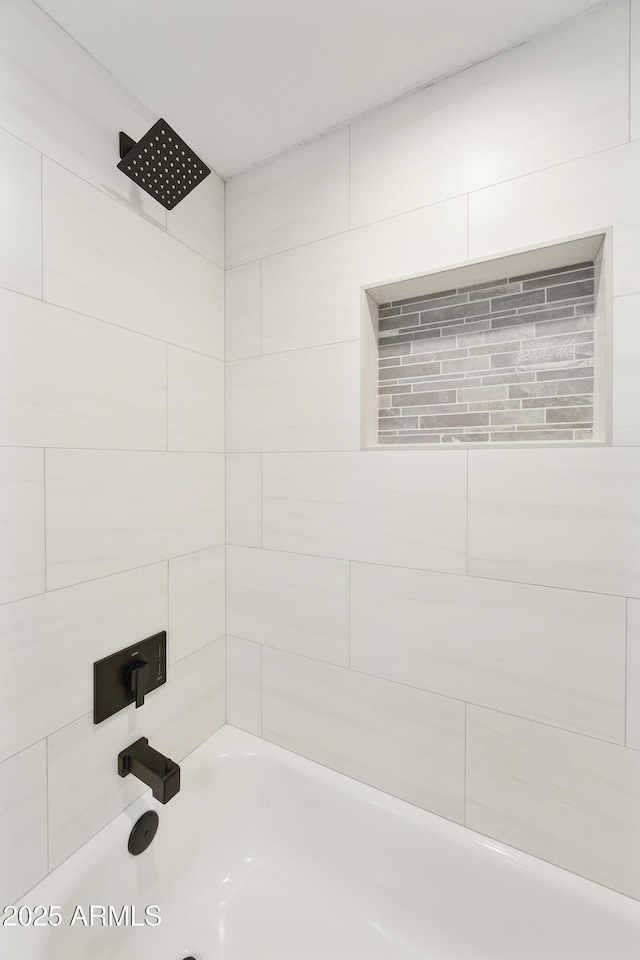 10538 E Gold Dust Cir, Scottsdale, AZ 85258 - bathroom with bathtub / shower combination