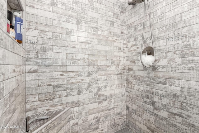room details featuring a tile shower