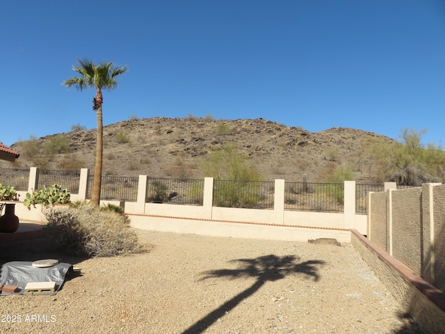 view of yard with a mountain view