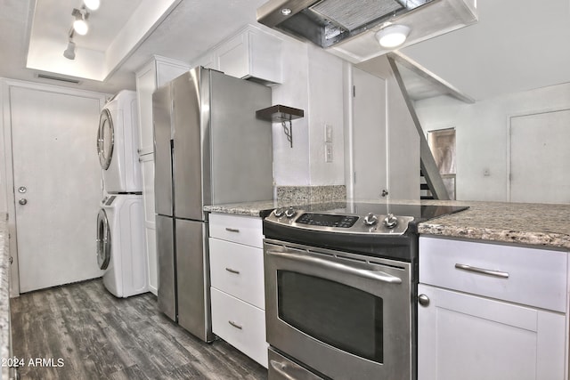 kitchen with electric stove, dark wood-type flooring, custom exhaust hood, track lighting, and stacked washer and clothes dryer