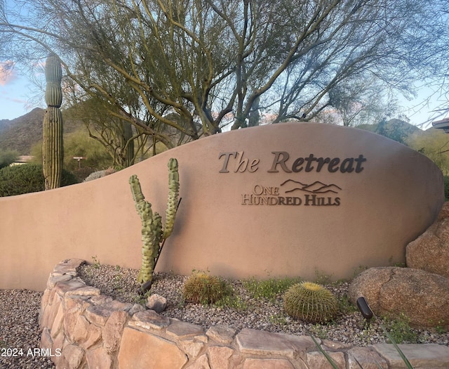 community / neighborhood sign featuring a mountain view