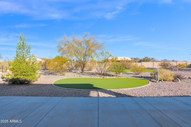 view of yard with a mountain view