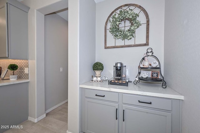 bar with backsplash and baseboards