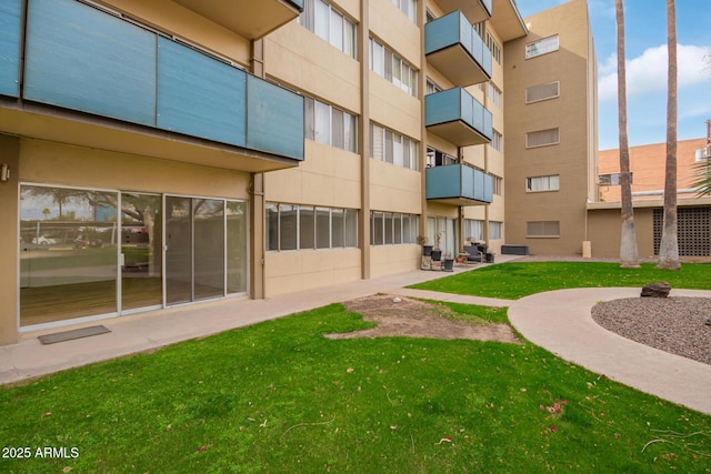 view of community featuring a lawn