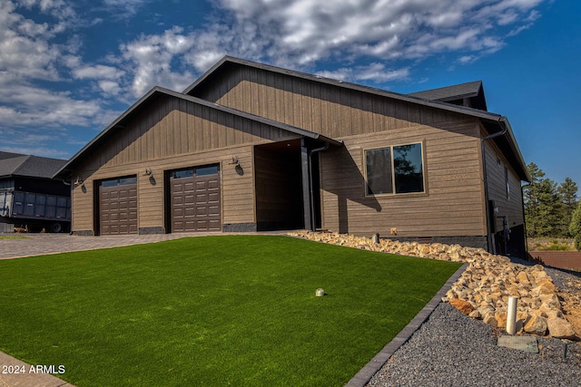 view of front of house featuring a front yard and a garage