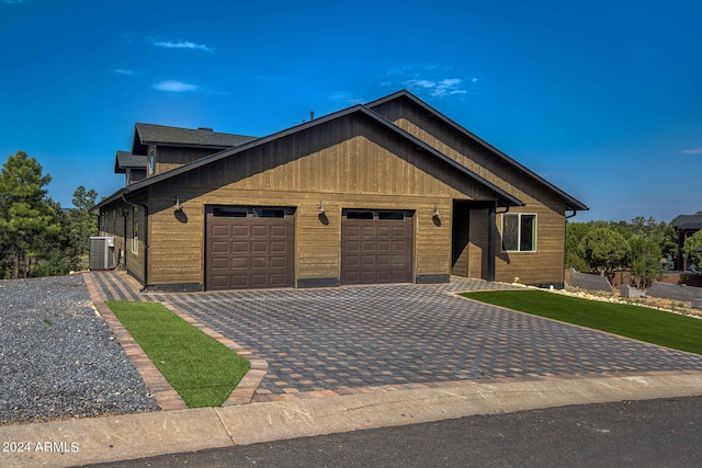 view of front of home featuring a front yard and a garage