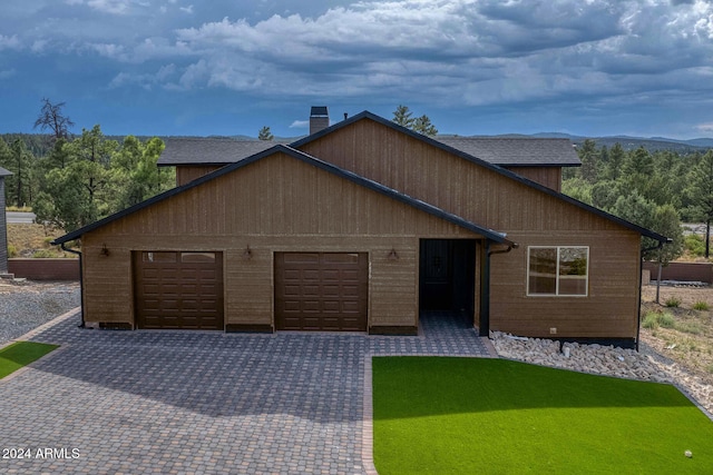 view of front of home featuring a front lawn