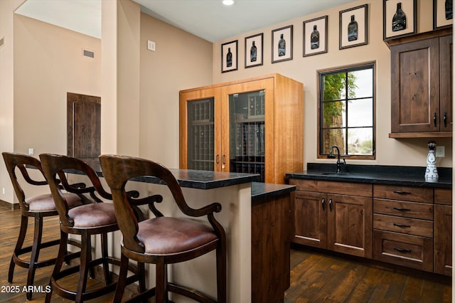 8454 E Leaning Rock Rd, Scottsdale, AZ 85266 - bar featuring dark wood-type flooring, visible vents, recessed lighting, a sink, and indoor bar