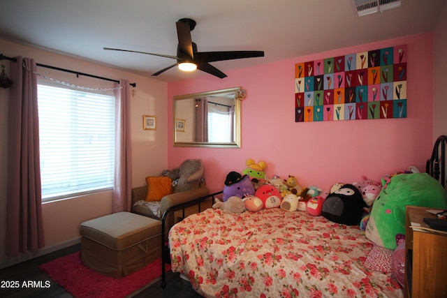 bedroom with ceiling fan