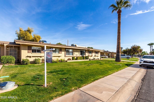 view of front of property featuring a front lawn