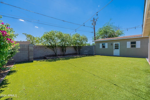 view of yard featuring a fenced backyard