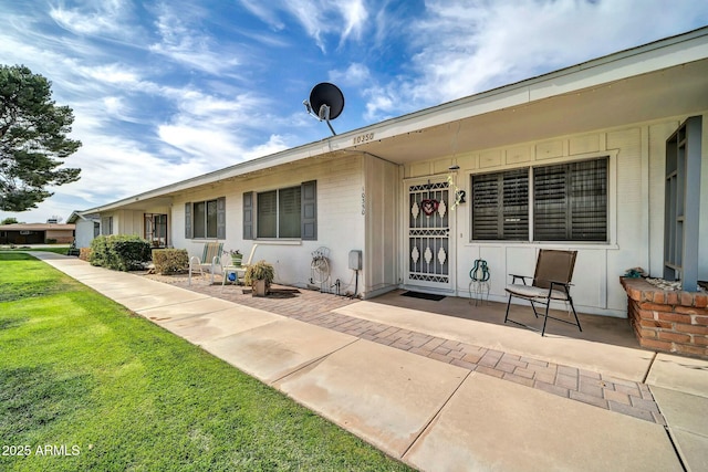 property entrance featuring a yard