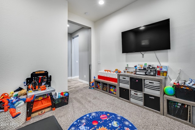 recreation room with carpet flooring