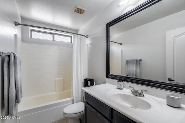 full bath featuring vanity, shower / bath combo with shower curtain, toilet, and visible vents