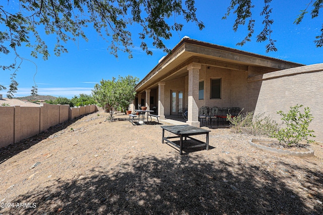 view of yard featuring a patio area