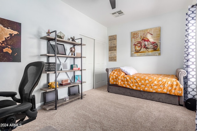 bedroom with a closet, carpet floors, visible vents, and a ceiling fan