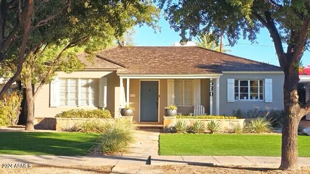 view of front of property featuring a front lawn and a porch