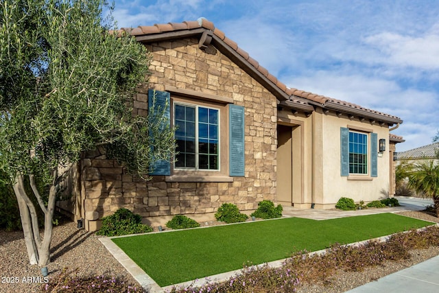 view of front of house featuring a front yard