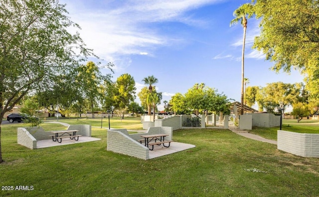 view of property's community featuring a lawn