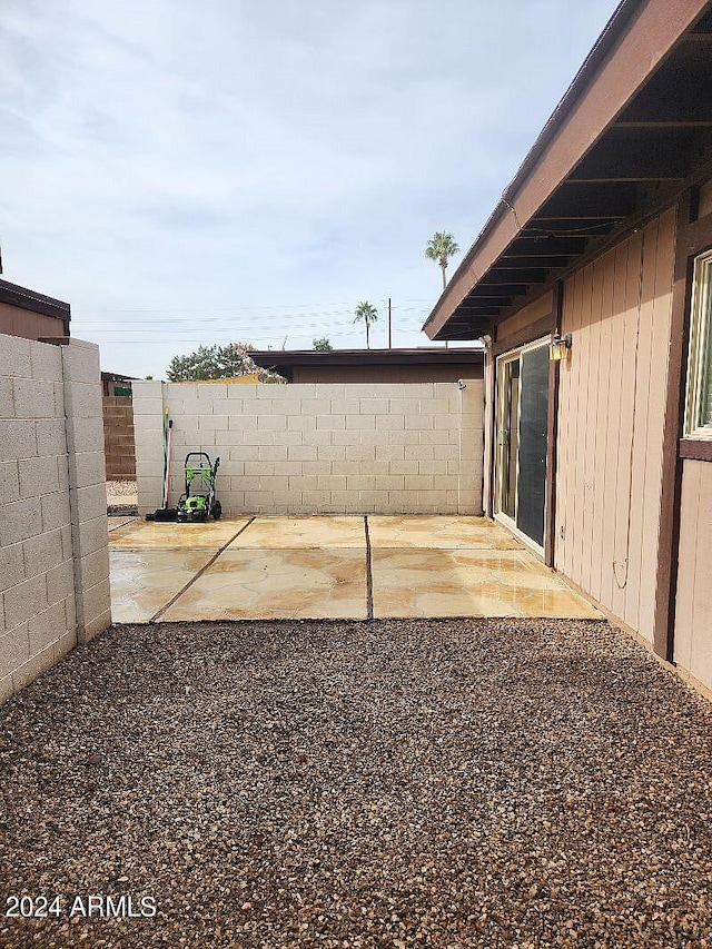 view of yard featuring a patio area