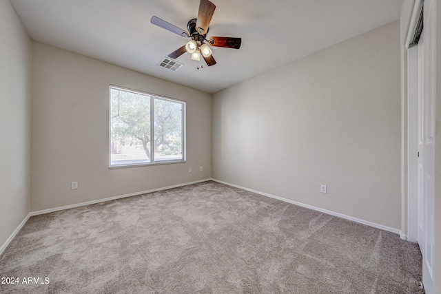 unfurnished room featuring light carpet and ceiling fan