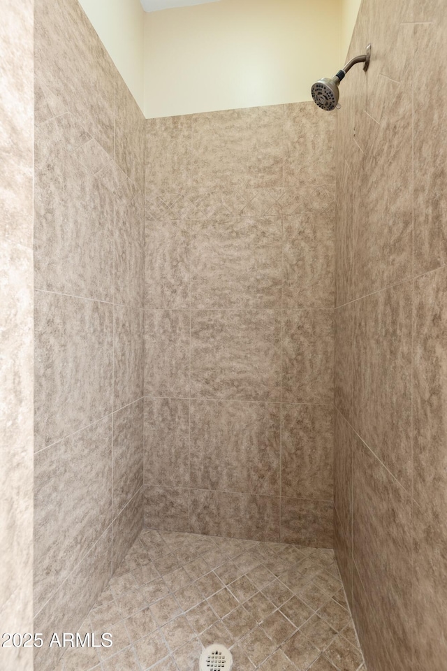 bathroom featuring tiled shower