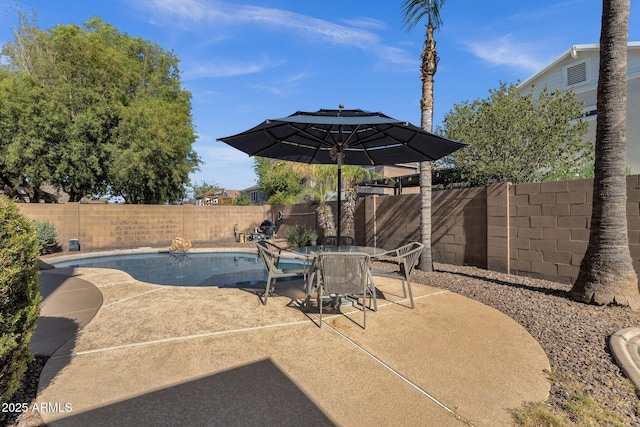 2545 E Harrison Ct, Gilbert, AZ 85295 - view of swimming pool featuring a patio, a fenced backyard, and outdoor dining space
