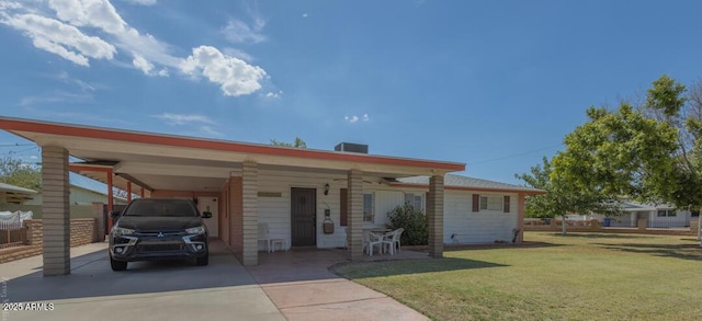 view of front of property featuring a carport and a front yard