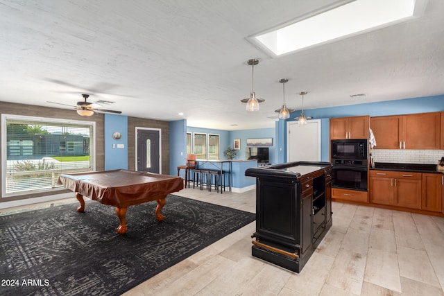 rec room with ceiling fan, light wood-type flooring, a textured ceiling, and billiards