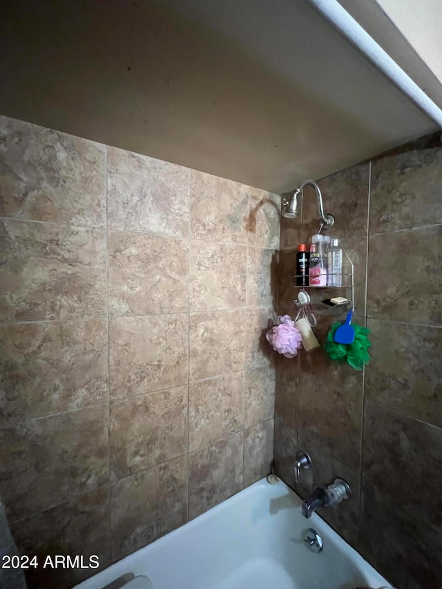 bathroom with tiled shower / bath combo