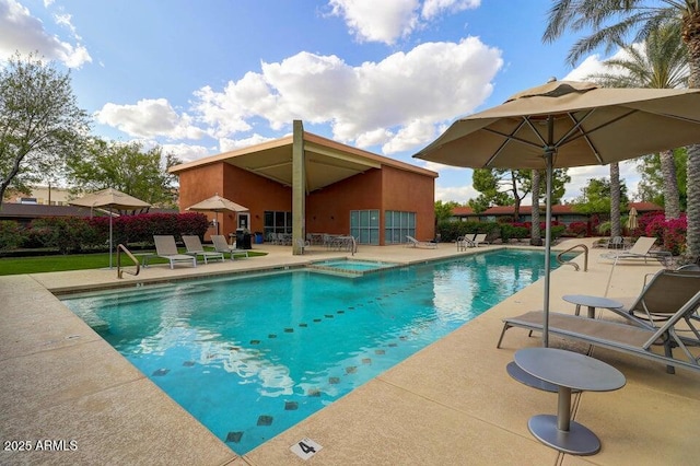 1850 E Maryland Ave Unit 63, Phoenix, AZ 85016 - view of swimming pool featuring a patio area and a pool with connected hot tub