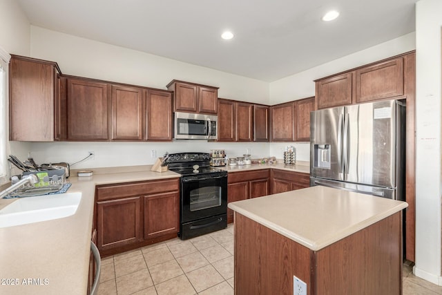 kitchen with sink, light tile patterned floors, stainless steel appliances, and a center island