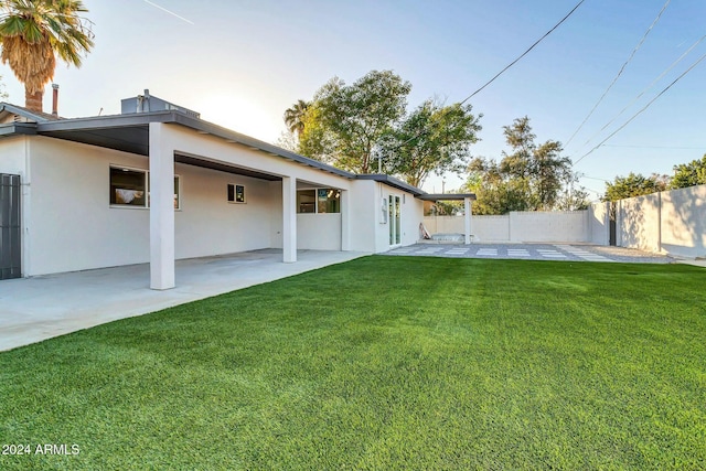 view of yard featuring a patio