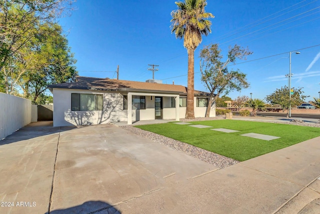 view of front of property featuring a front yard