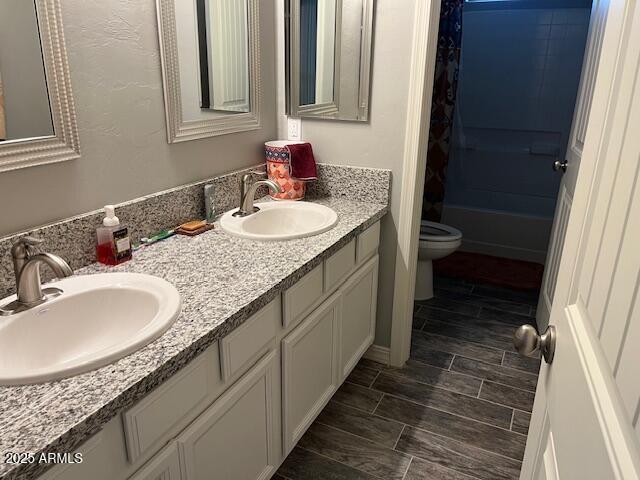 1067 N Jacobs Rd, Saint David, AZ 85630 - bathroom featuring double vanity, toilet, and shower / bath combo