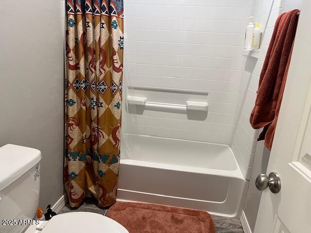 1067 N Jacobs Rd, Saint David, AZ 85630 - bathroom featuring toilet, shower / bath combination with curtain, and baseboards